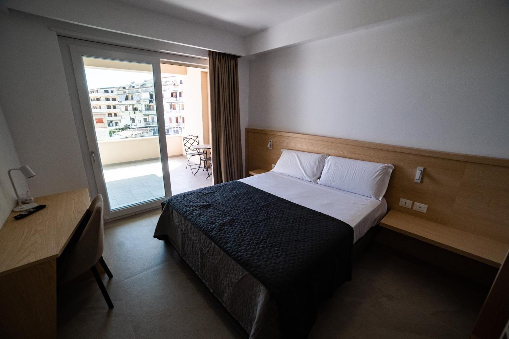 Middle Town Palace Tropea Exterior photo