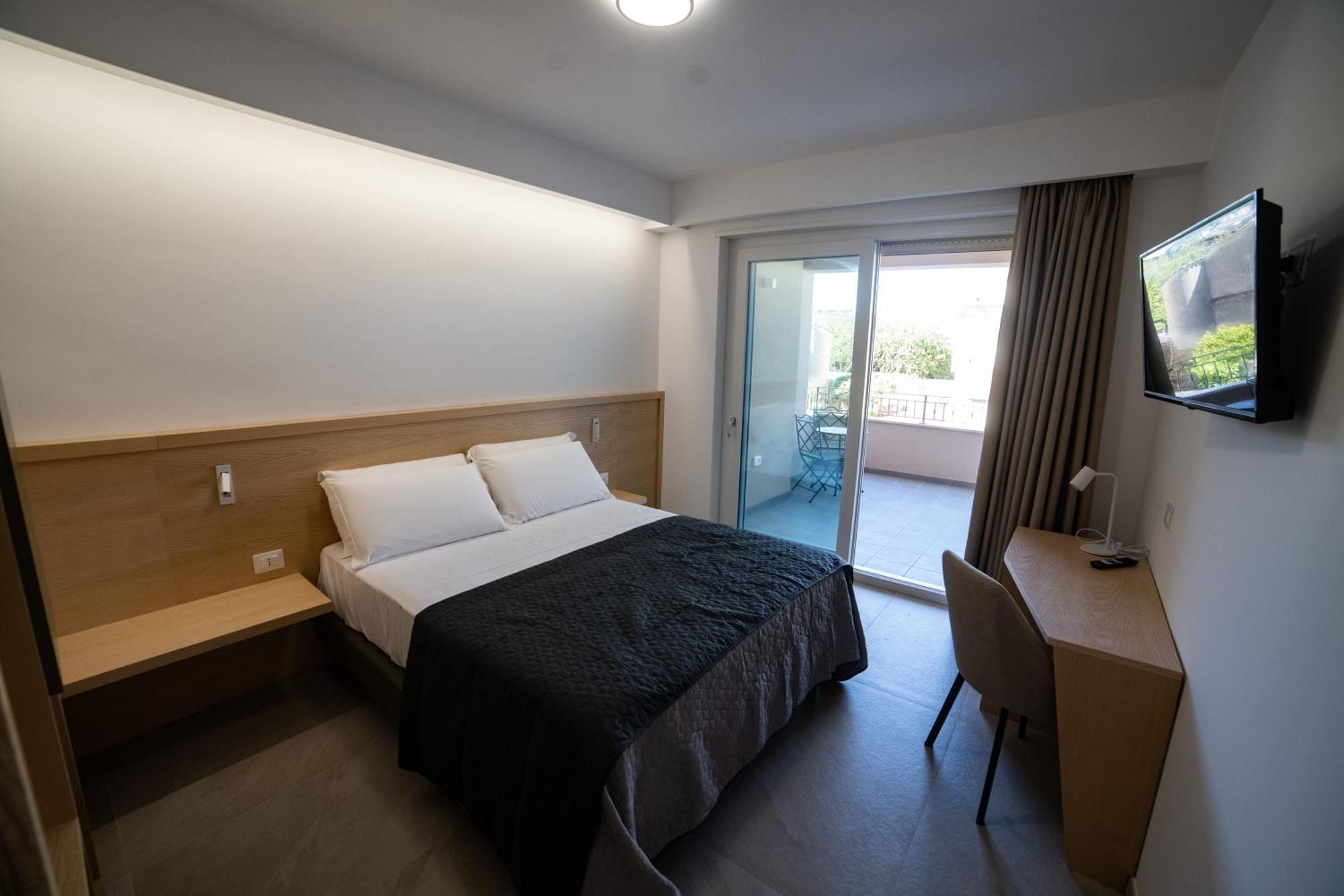 Middle Town Palace Tropea Exterior photo